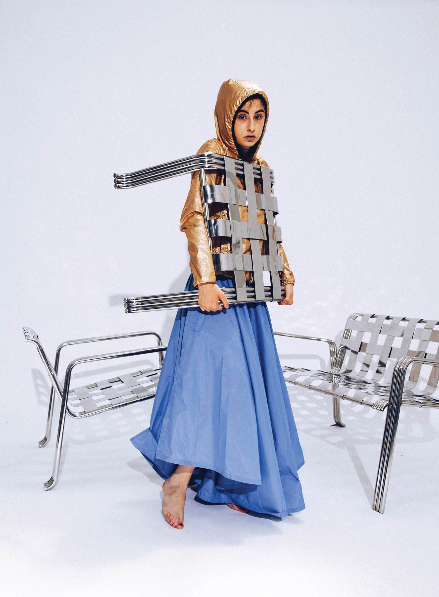 穿蓝礼服的妇女握着轮椅