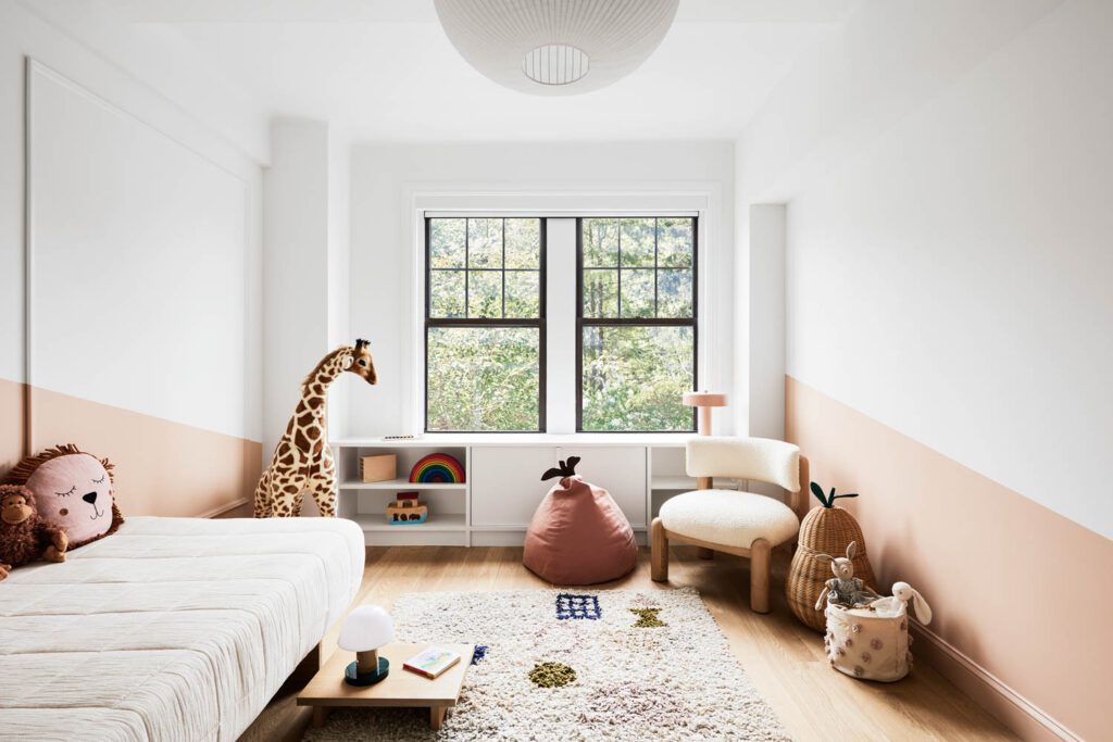 儿童室中FermLiving日间床位、床边表和Pouf在Minna地毯上开派对