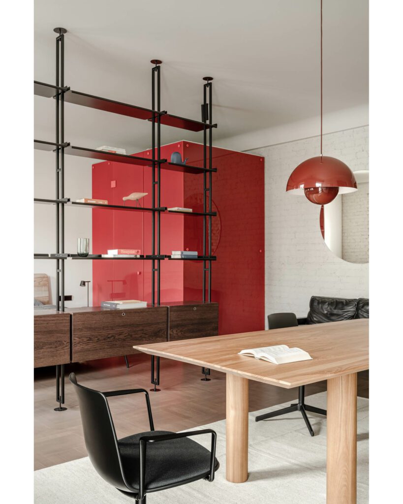 传统笔试挂在定制表上方,由Enea提供轮椅