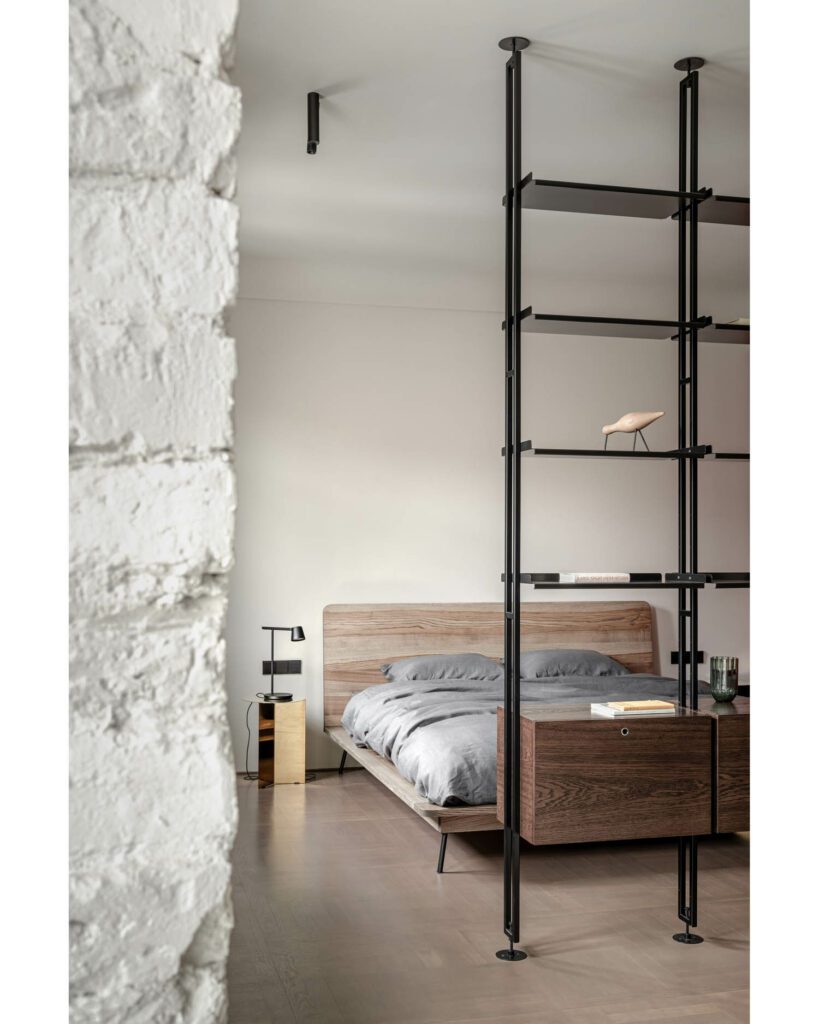 Hay灯停靠在Woodwerk定制床旁的 Muto表上