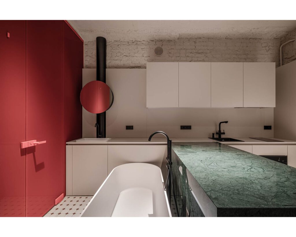 一座危地马拉深绿大理石岛分割厨房和浴室