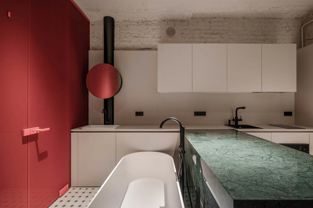 一座危地马拉深绿大理石岛分割厨房和浴室