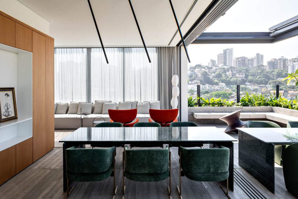 餐区JorgeZalszupin把椅子拉上EstudioRain定制石板