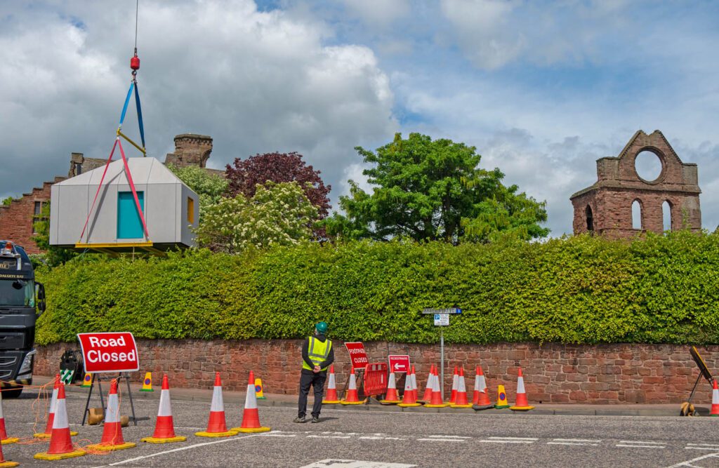 结构由吊起提升到修道院