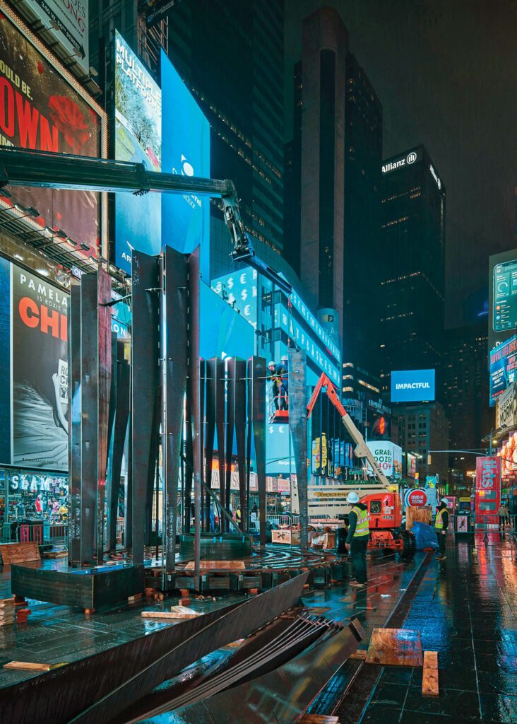 整场46小时打阵雨建设团队使用远程操作机和篮式起重机搭建