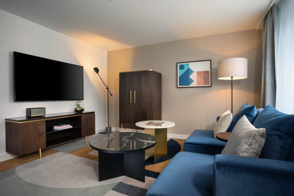 套房休息室配沙发、表柜