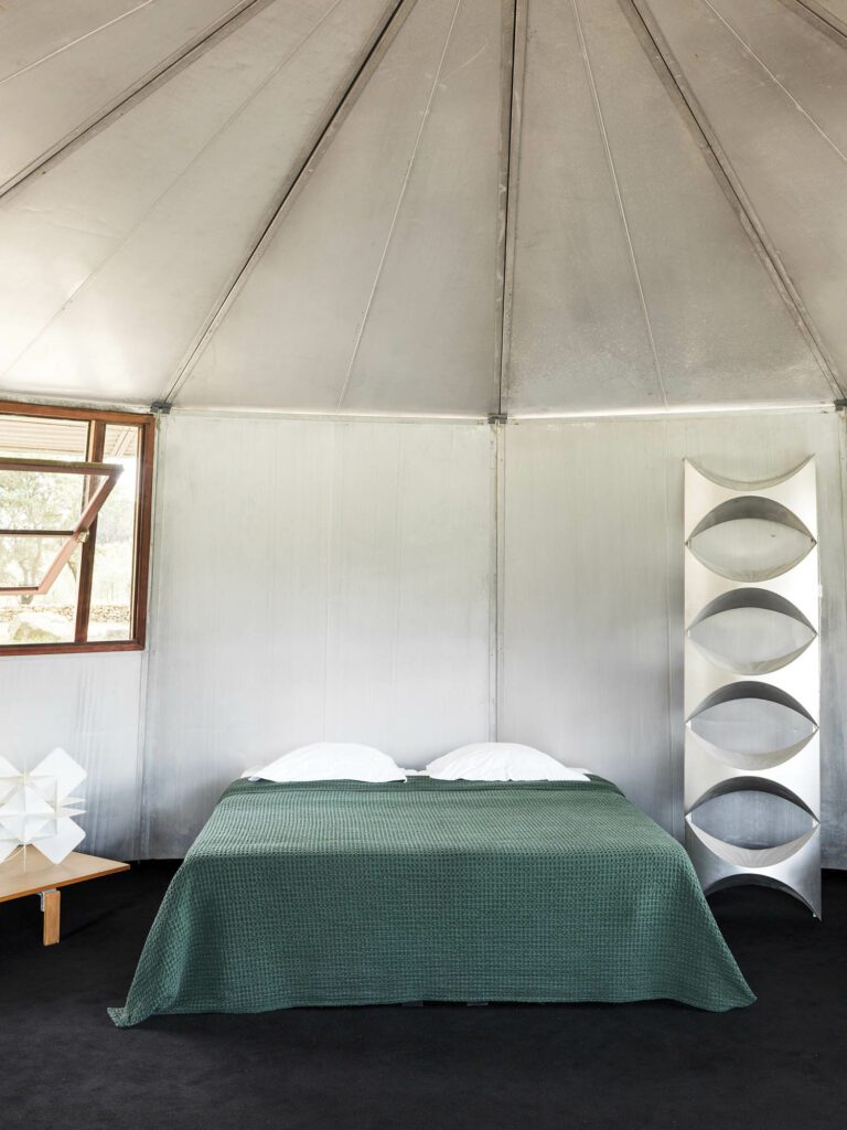 旁边Marabouthouse床, 塑料表灯由Bruno Munari和高铝光板由巴黎设计集体L'QUF