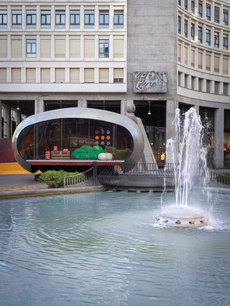 飞船式播客俯视米兰San Babila广场喷泉