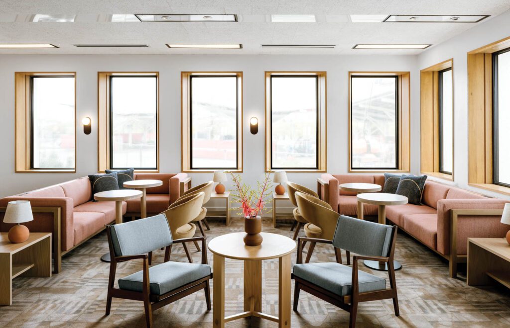 JensRisom臂椅提供大厅休息室