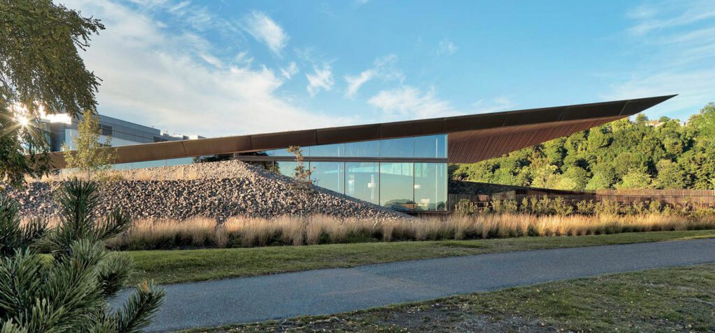 大楼石墙以玻璃墙角运行