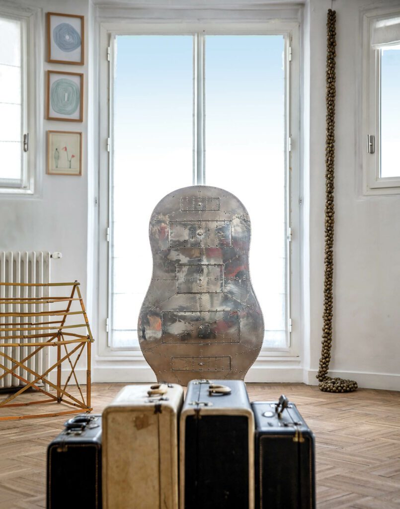 由四箱组成的工作 由ZoeLeonard站前