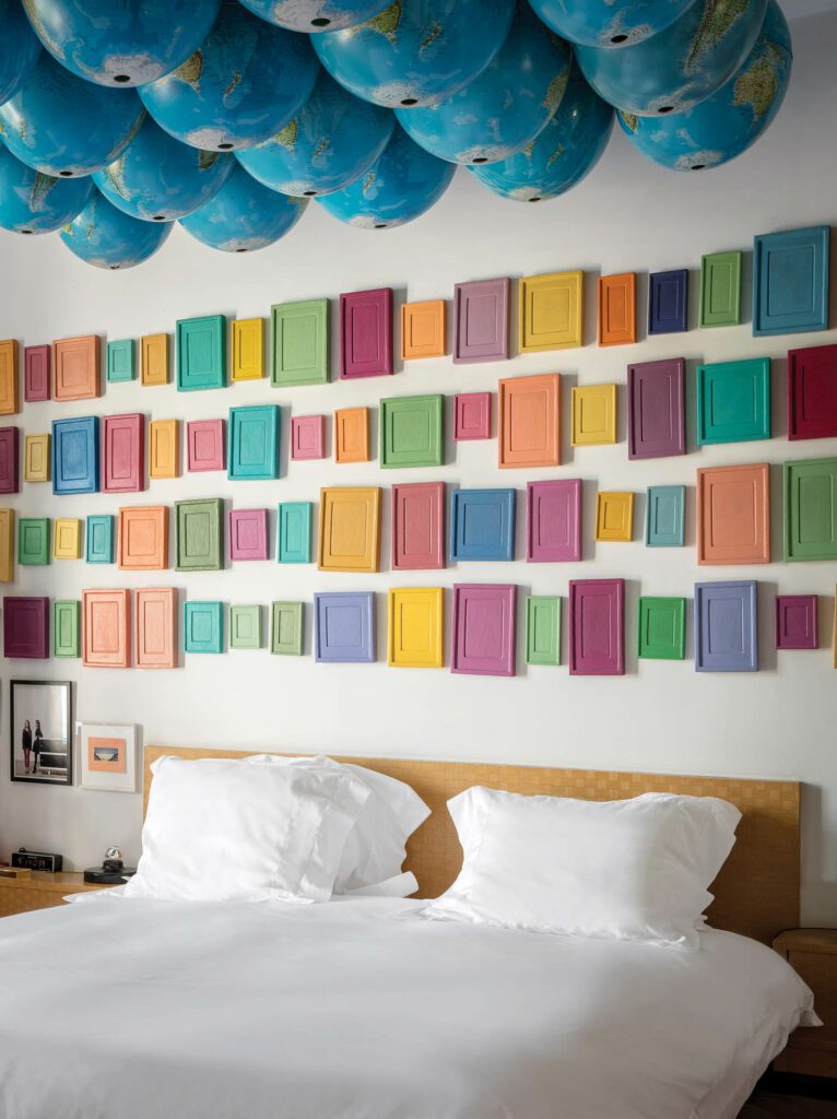 由30Globs组成由Corsican艺人Ange Leccia挂在夫妇床顶