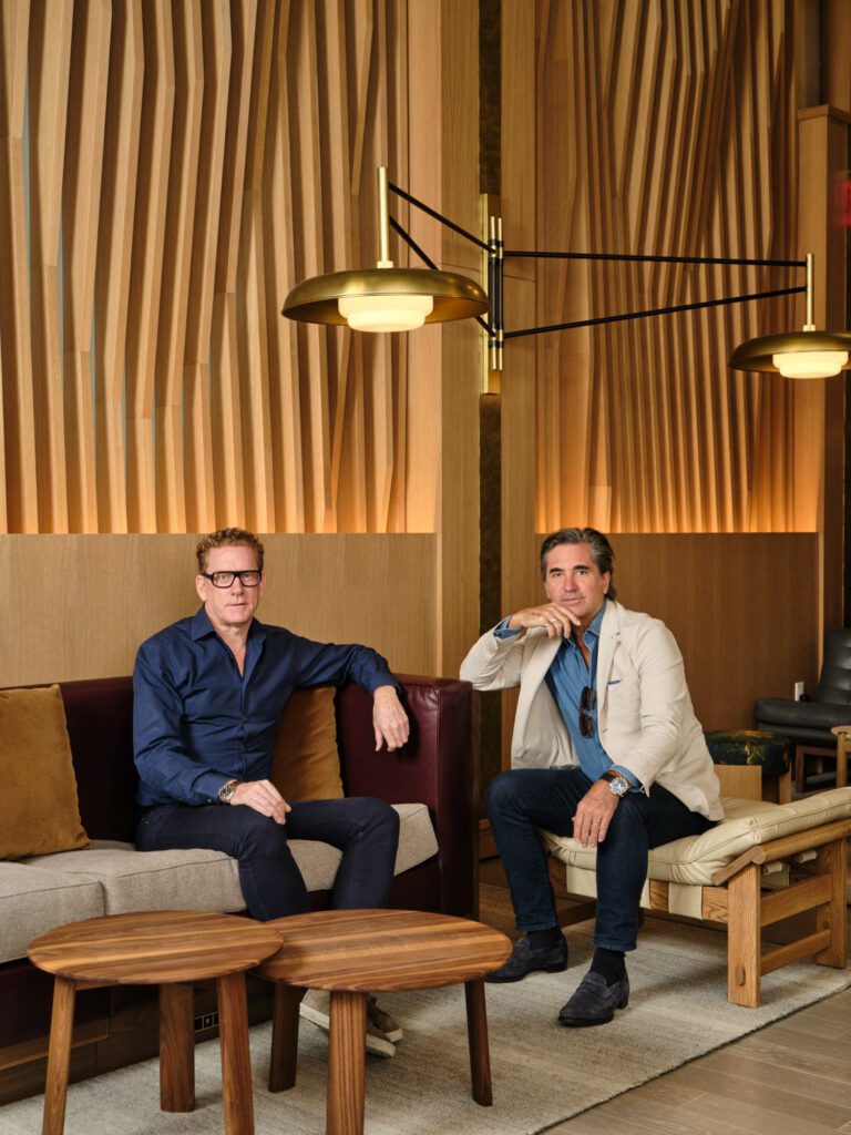 灰度Davis和Will Meyer坐在灯下的房间