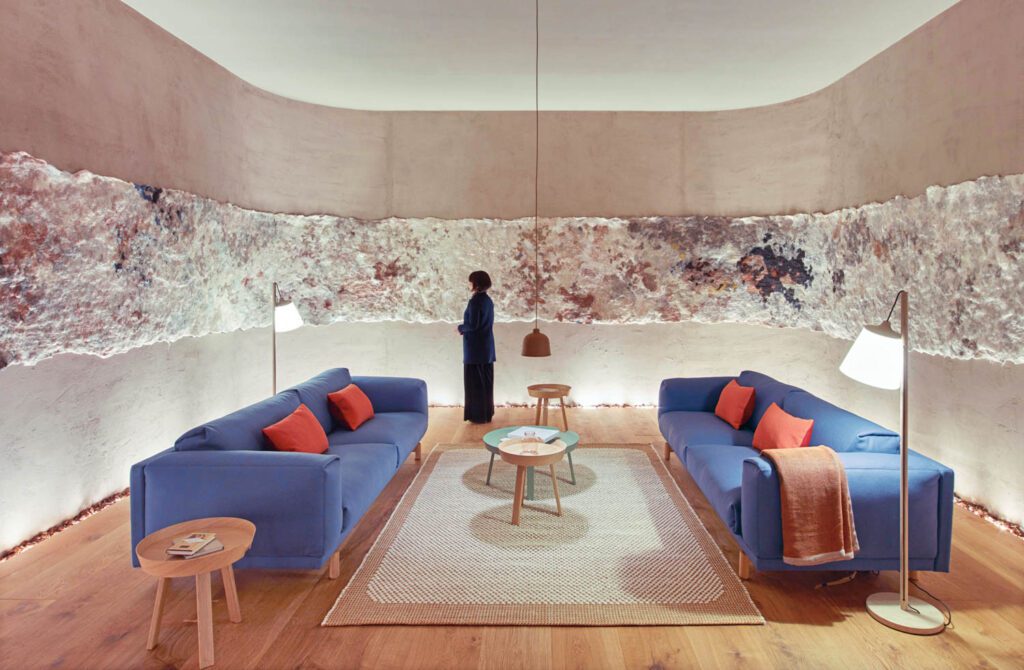 Claudy Jongstra用两张蓝沙发环绕最小客厅墙