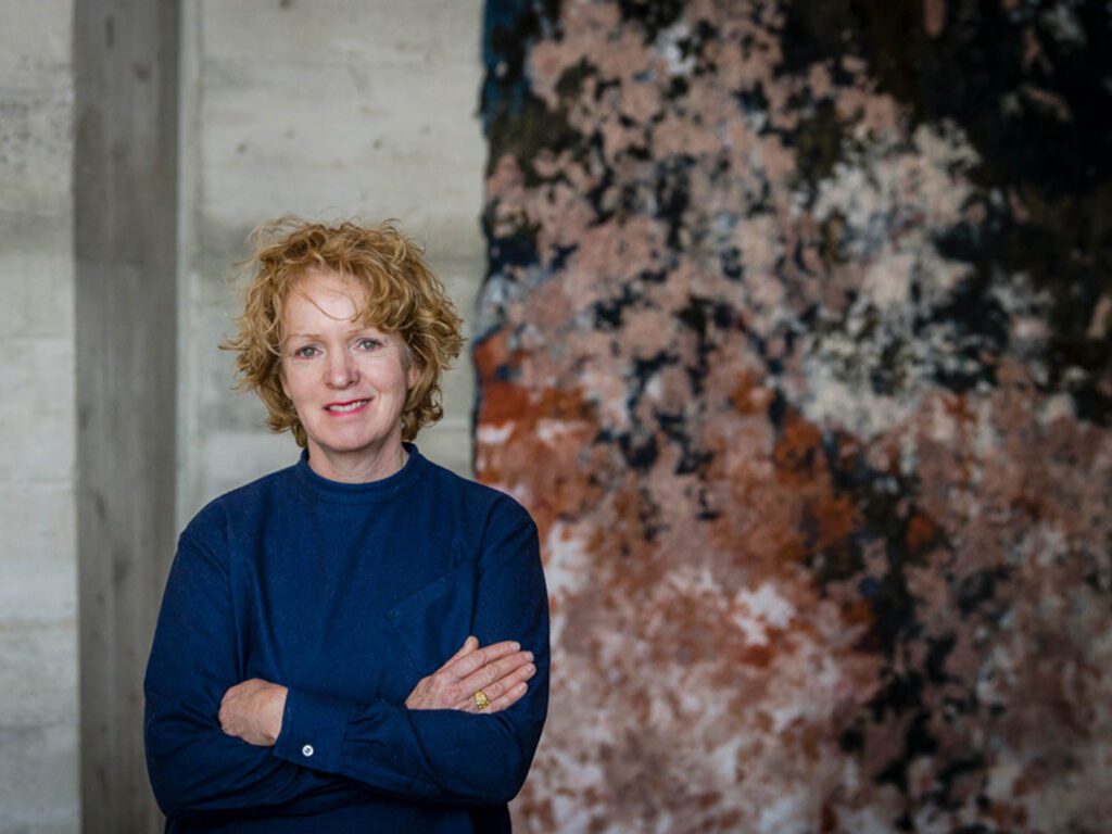 Claudy Jongstra站在她织物旁边