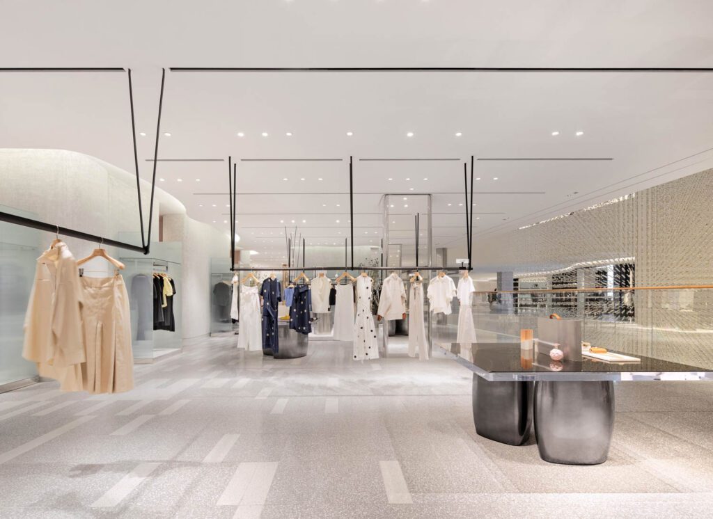 二楼特征高端妇女时装品牌和中性调色板