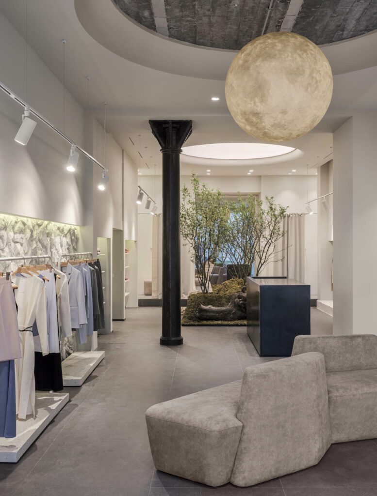 月形天花板灯照亮灰沙