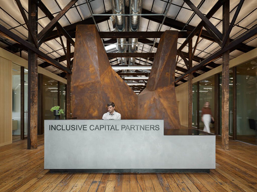 球队大规模风化钢雕刻 黑钢和威尼斯石膏后台