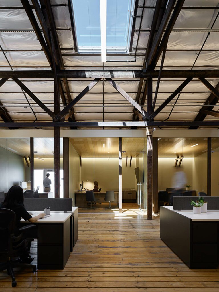 上加天窗将白天带入脊柱 边接木框玻璃前台