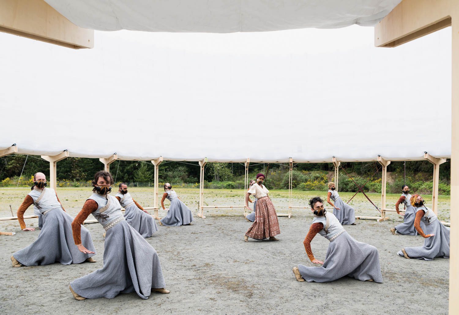 一组表演者在空广场内跳