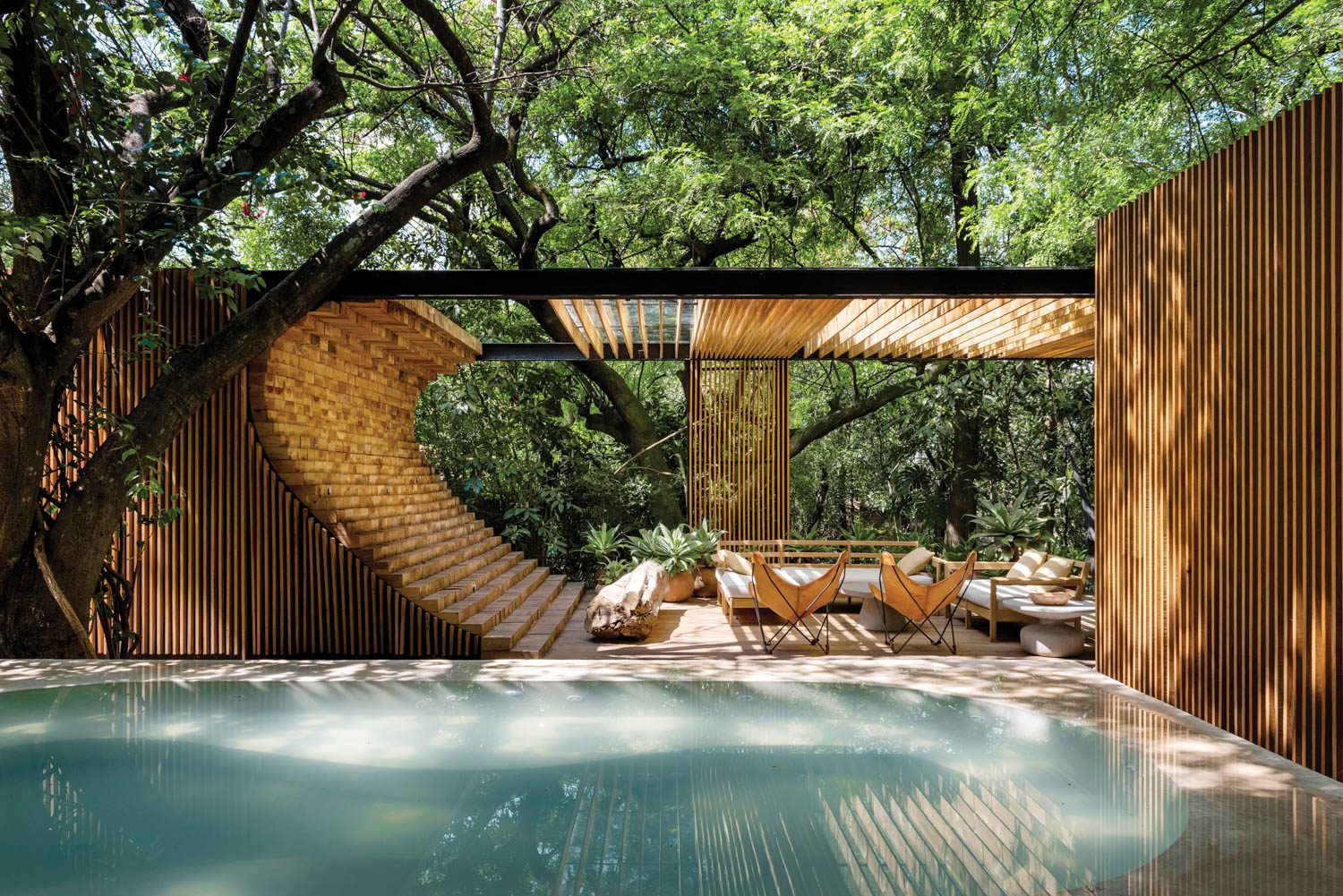 家里的游泳池旁边的座位区