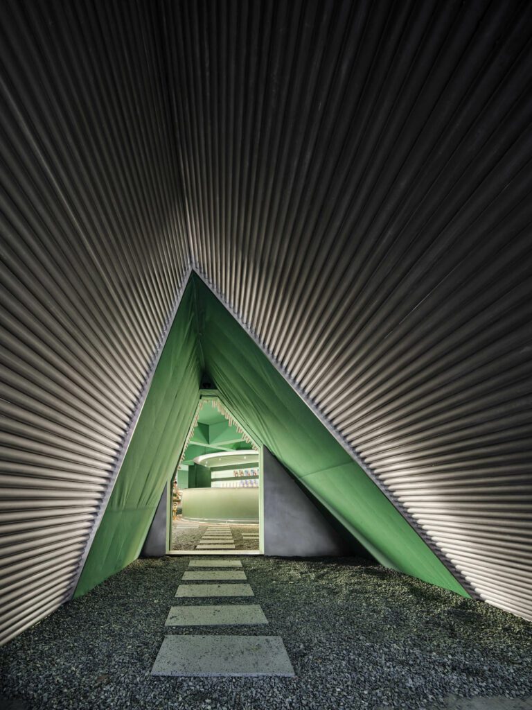 类似帐篷通道由钢棒搭建