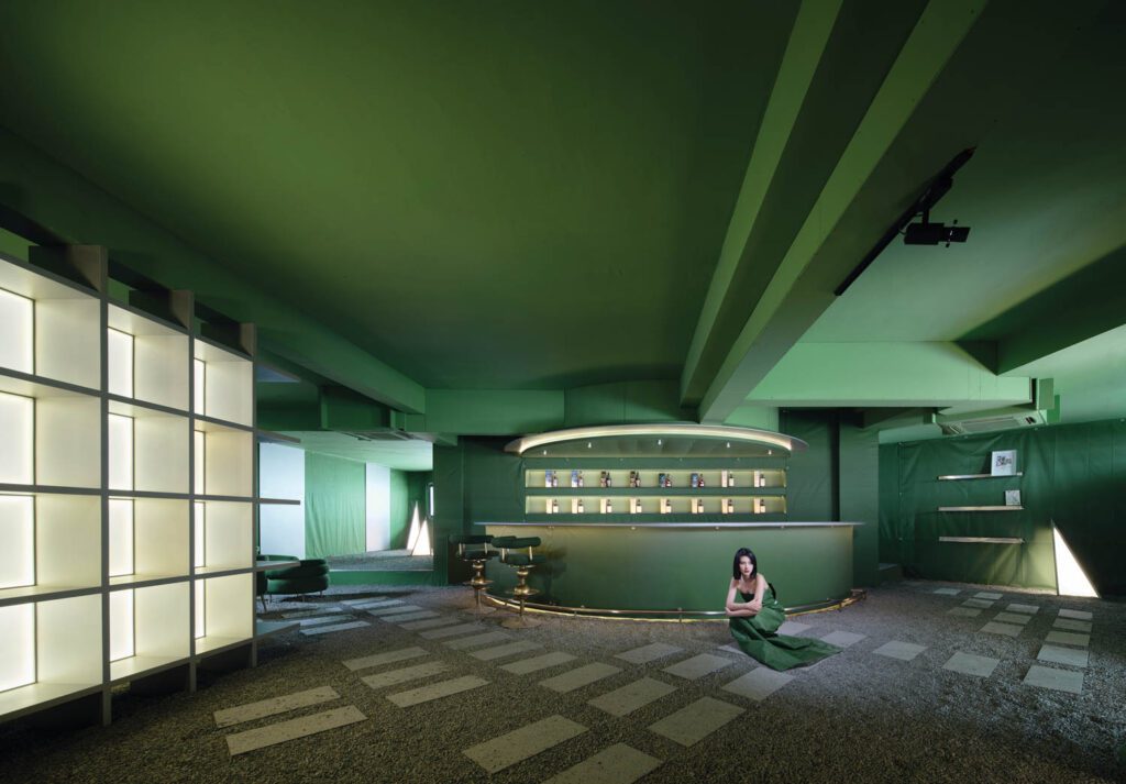 砾石覆盖石板间