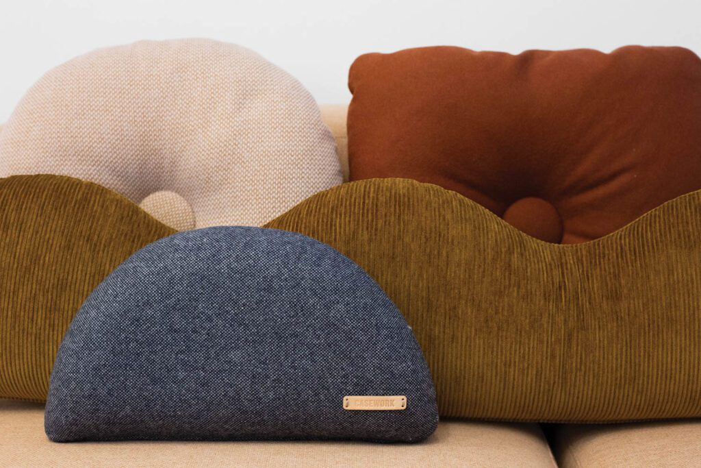 Casey Keasler半月Wave和Button圆盘软广场和Hightower案例收集带Button枕头