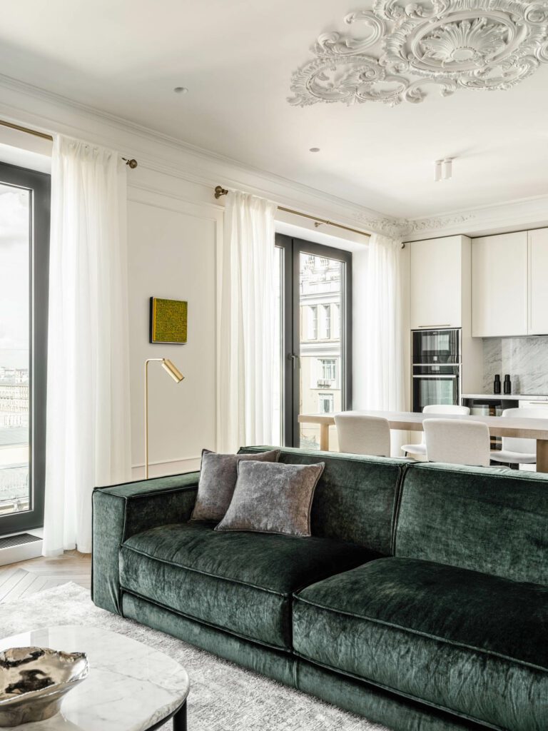 深绿色沙发对起居室单色调