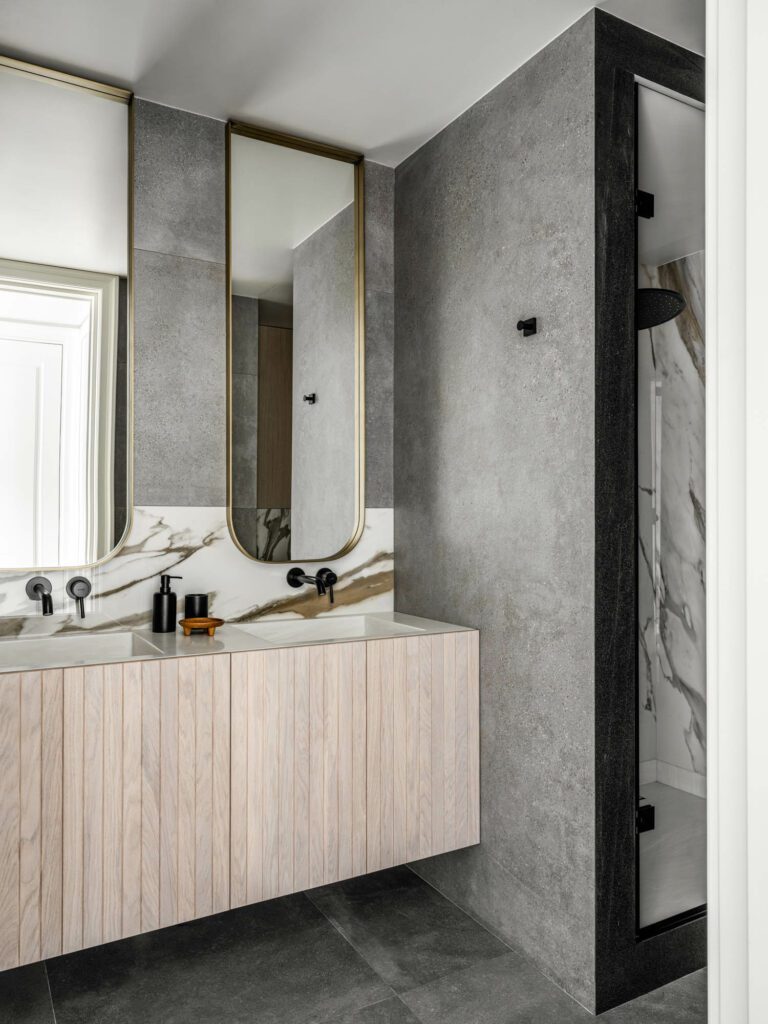 洗手间虚伪加双槽和软中性调色板