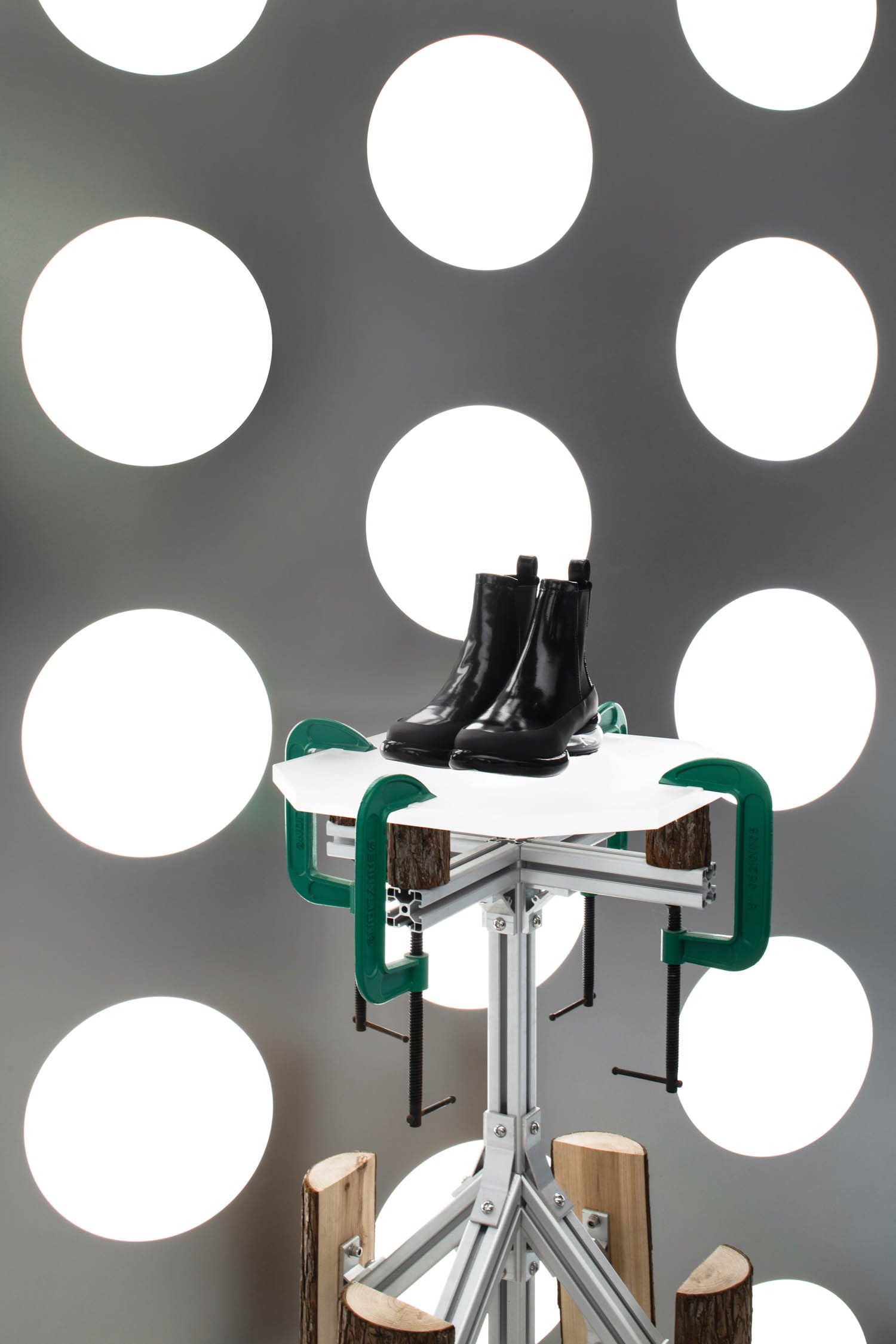 光圈搭建一双鞋后墙 中国成都Hug概念商店