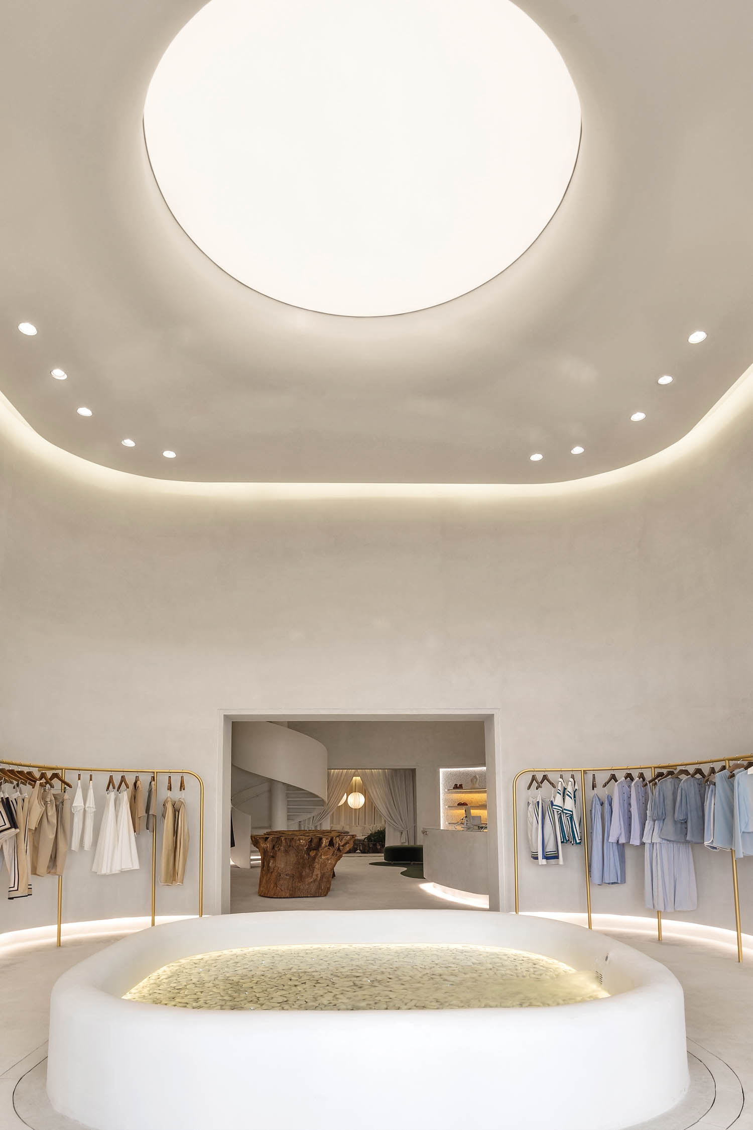 Cris Barros大门两侧服装架-Colina Maluhy+Partners在巴西BeloForizate