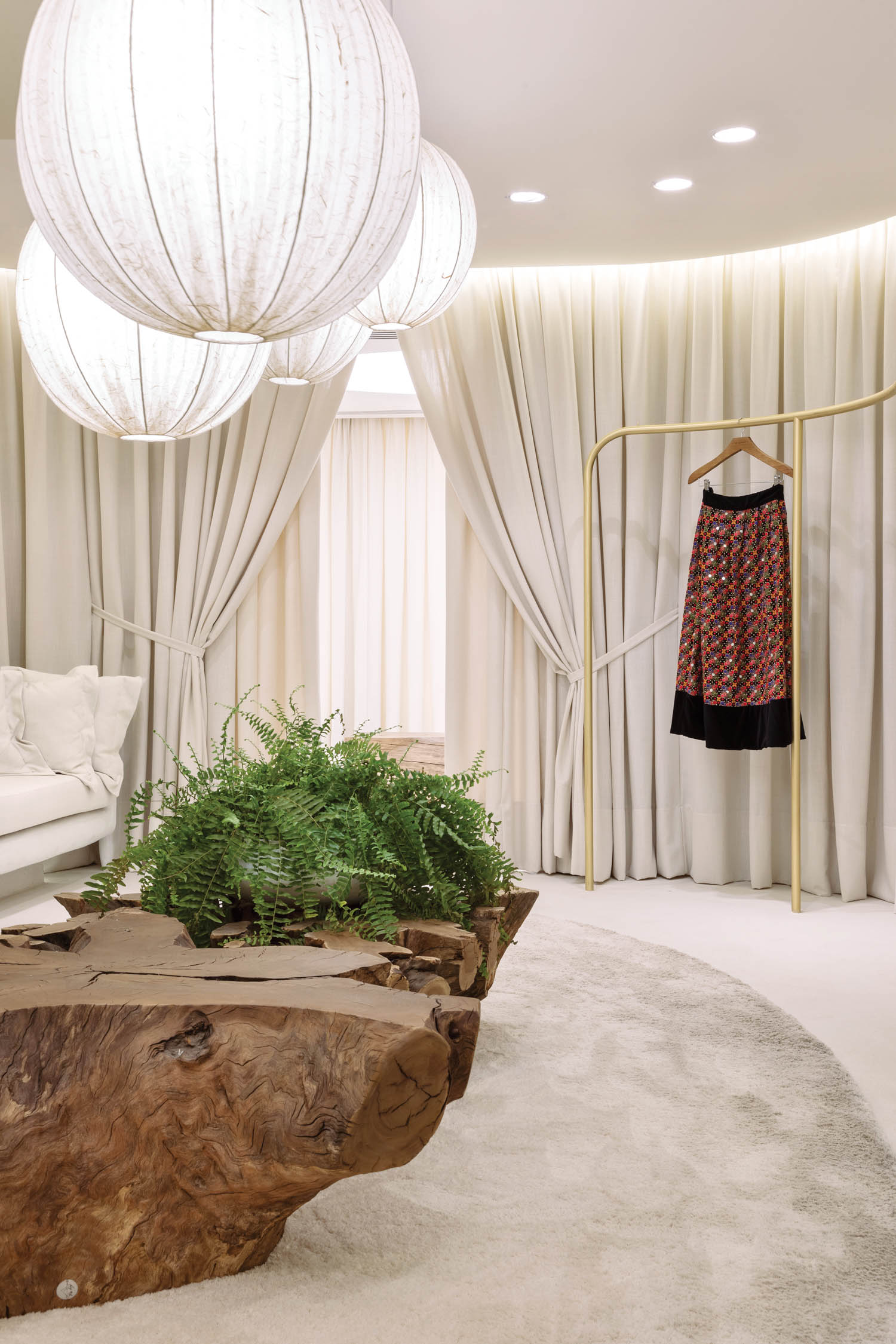 大型球形笔光悬浮在巴西贝洛奥里藏特Cris Barros自然木板上,