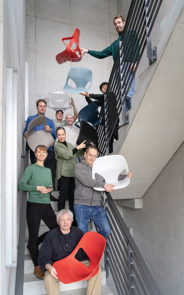 Studio 7.5团队在楼梯上站立时握有最新任务轮椅