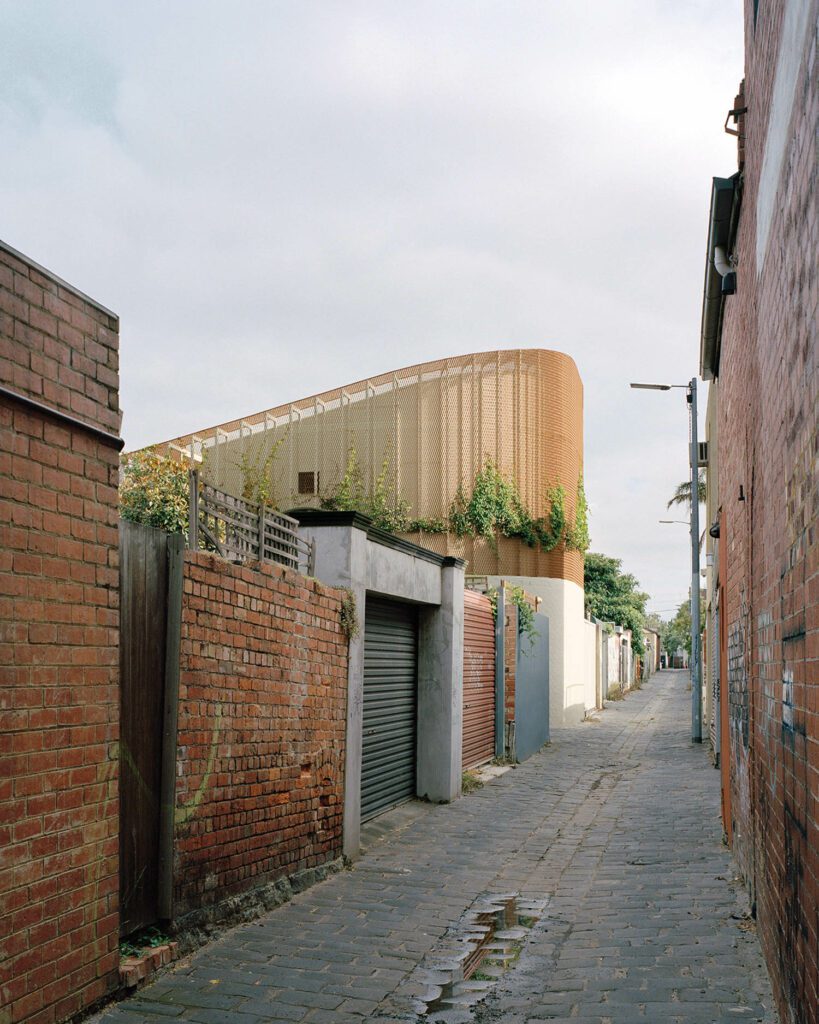 棕色金属网格还包住初级套房新机翼上层