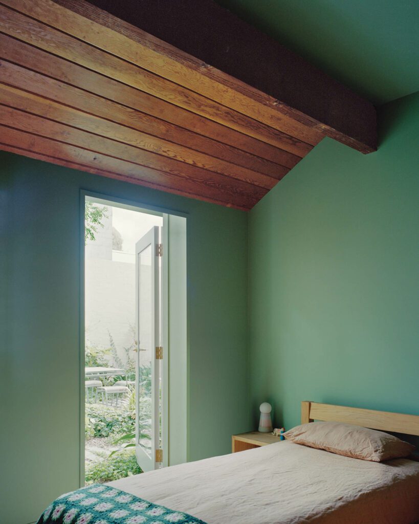 儿童卧室二分之一一楼,内含80年代添加的木板天花板残余物