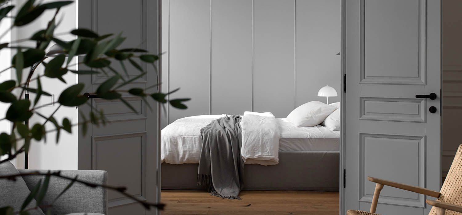 8号公寓门通向Elena Petresku