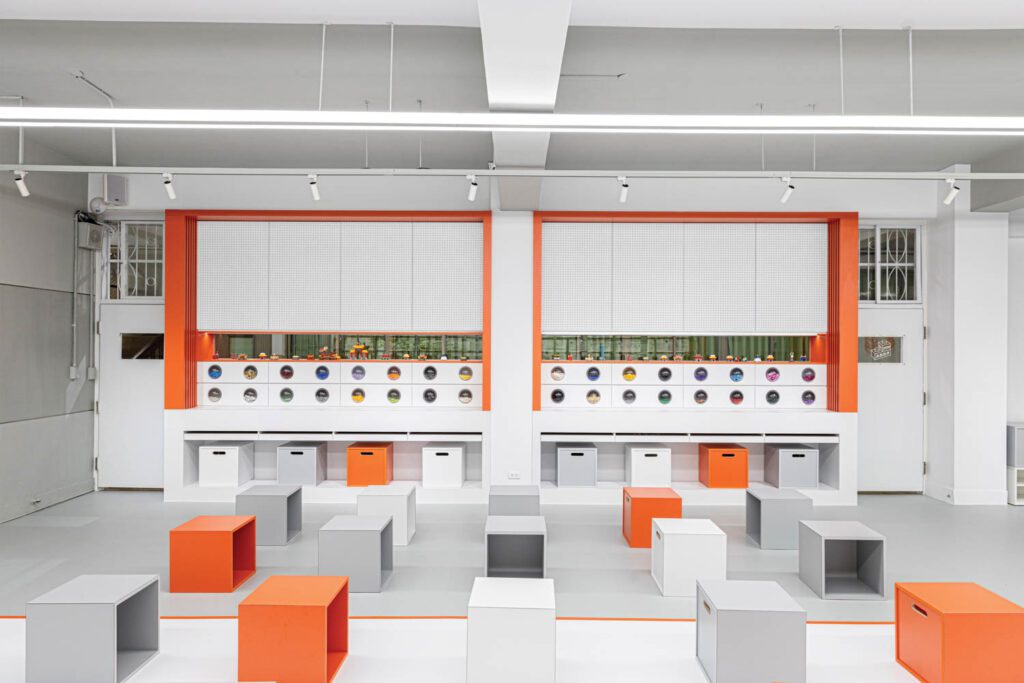 橙色和灰色模块化座椅布瑞克实验室