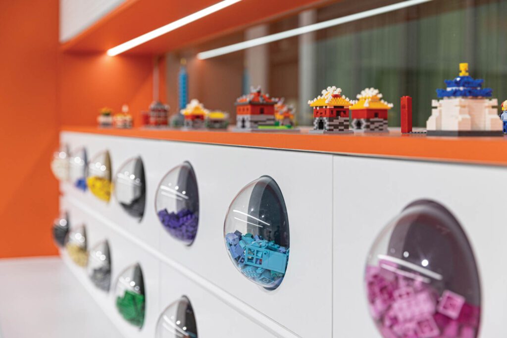 色彩多彩的散装容器