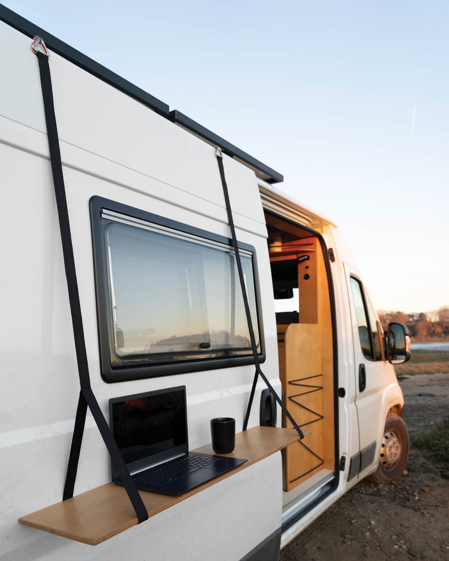 一看台架上挂有笔记本电脑