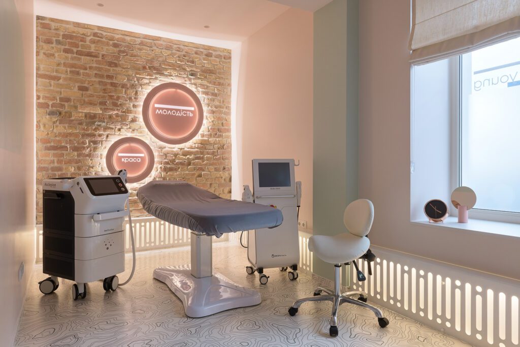 病人表居中 阴暗粉红色室 周遭医疗设备