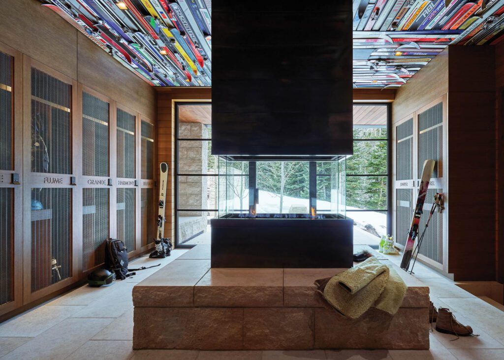 旧滑雪覆盖更衣室天花板