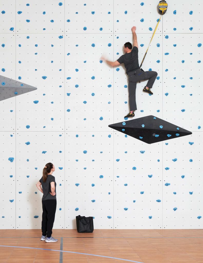 体育庭包括爬墙