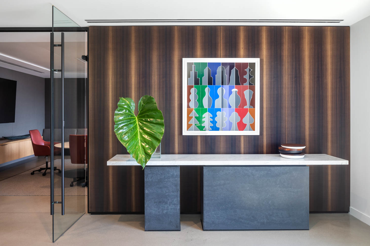 客厅Credenza和墙艺术