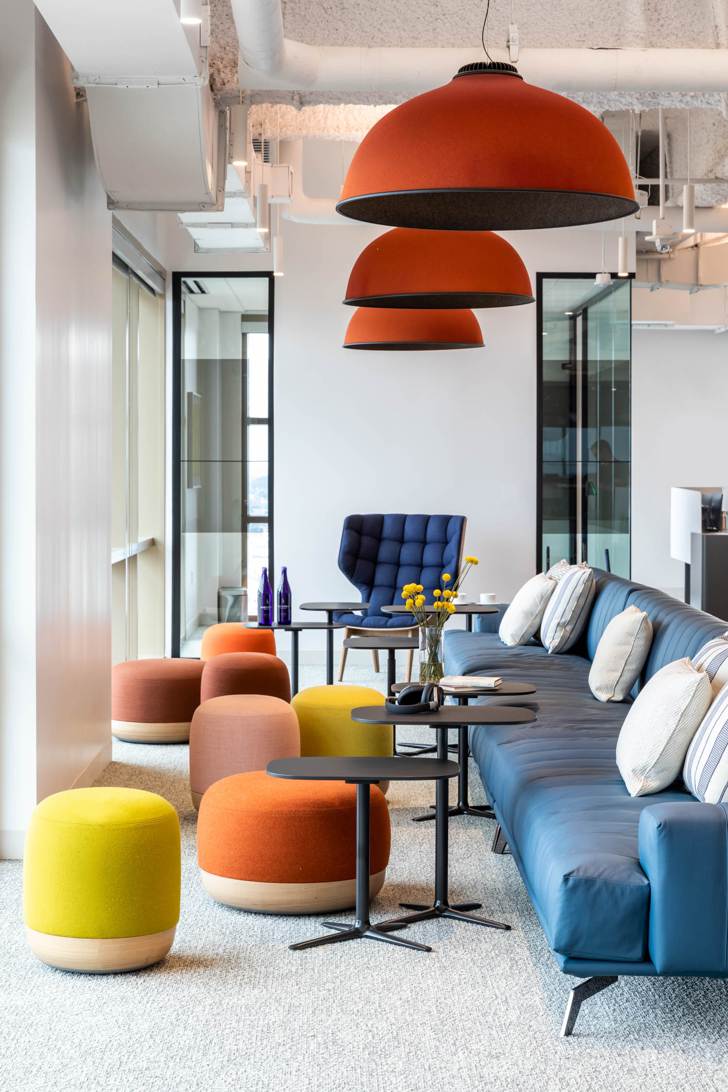 后门廊包括多色座椅和顶楼灯