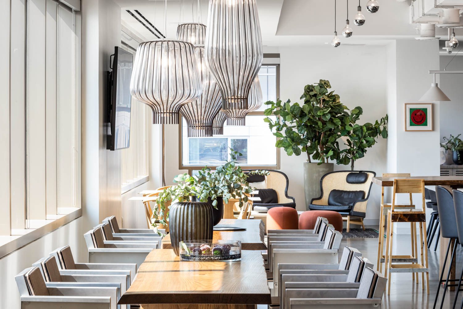 餐区包括高压玻璃嵌套灯