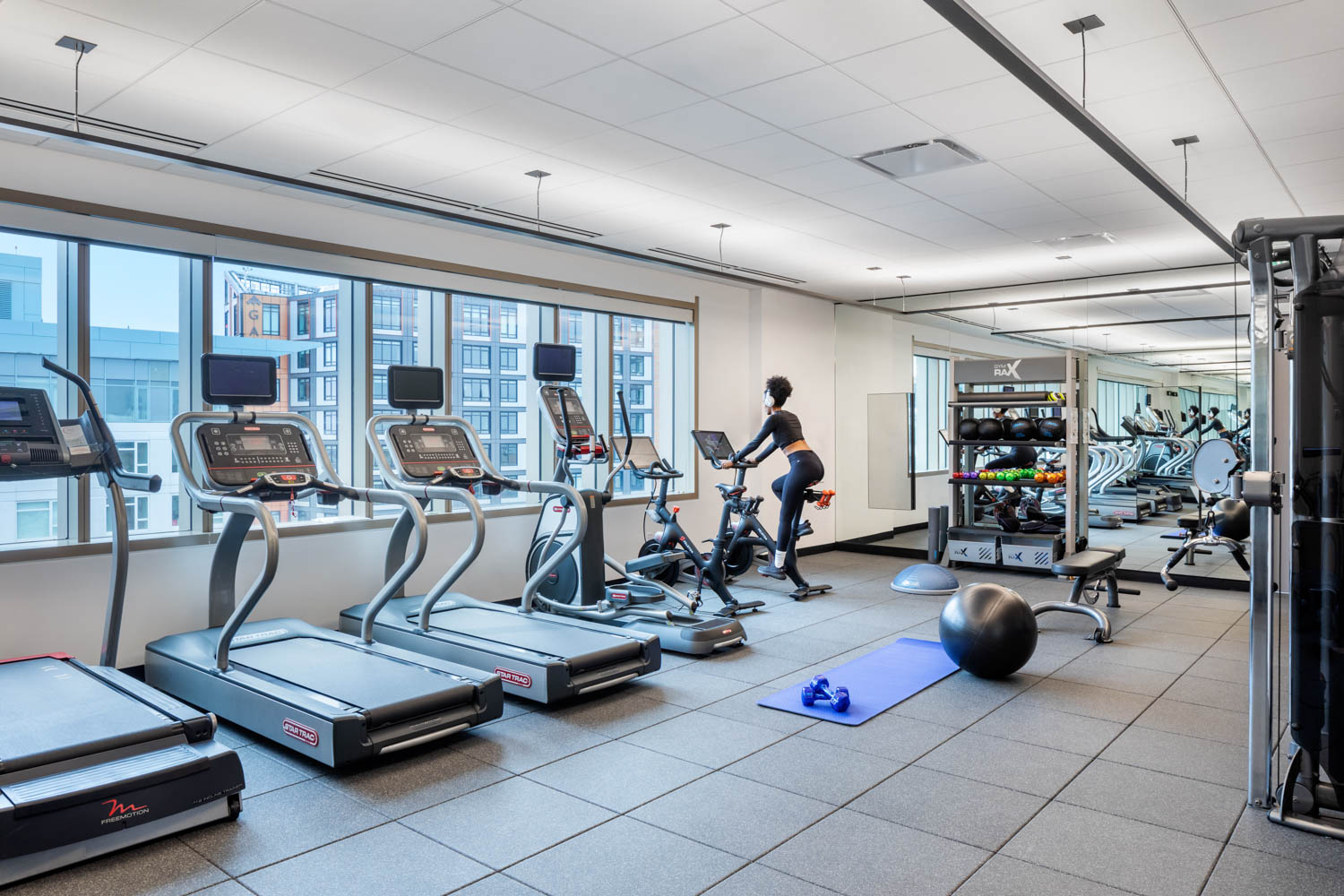 一个女人静态自行车 健身中心