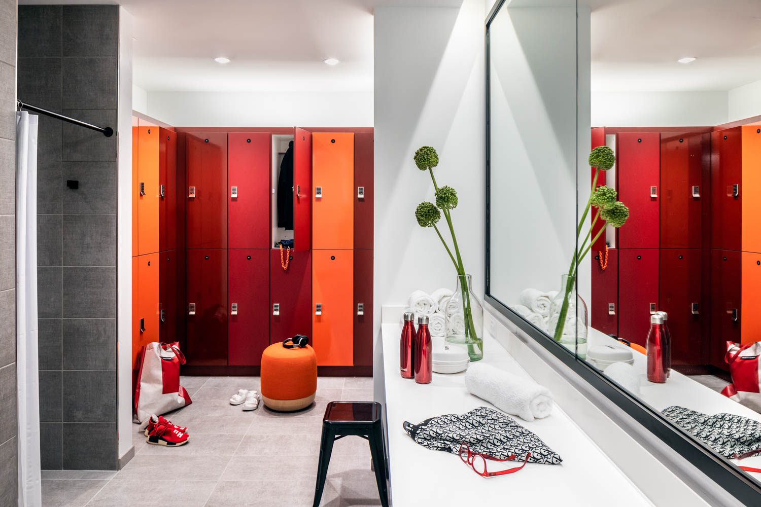 女更衣室有亮橙色柜