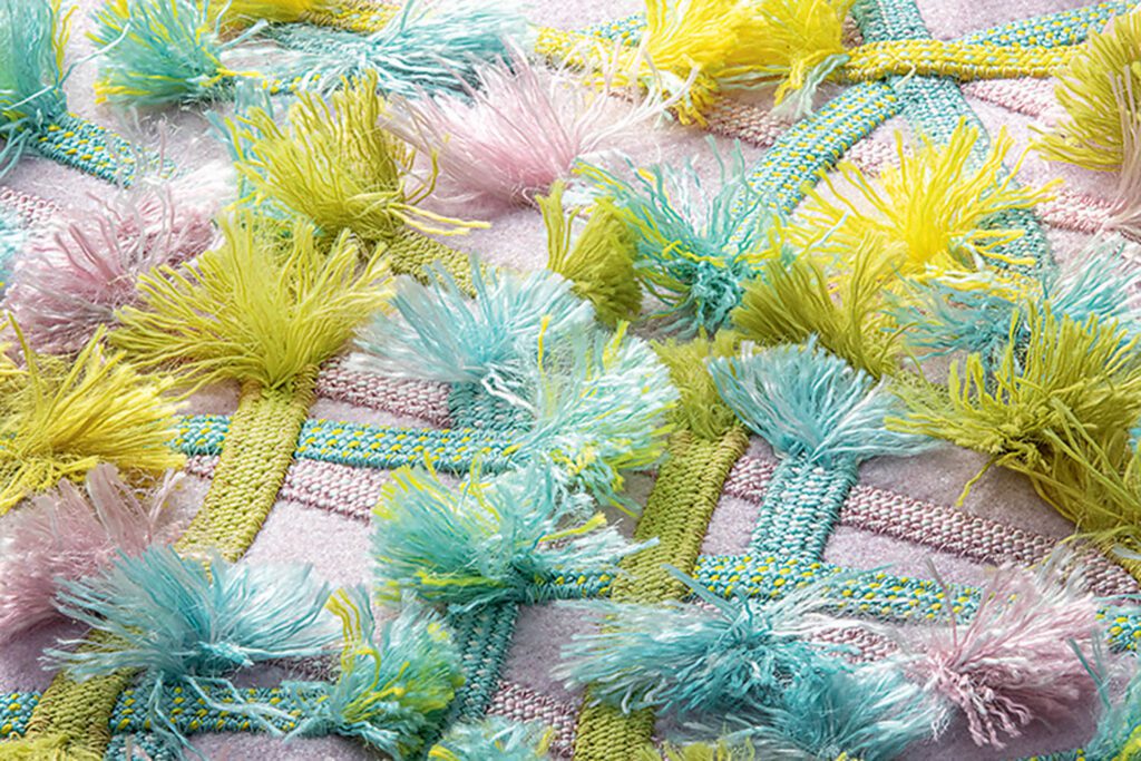 蓝丝、粉色和绿丝织物