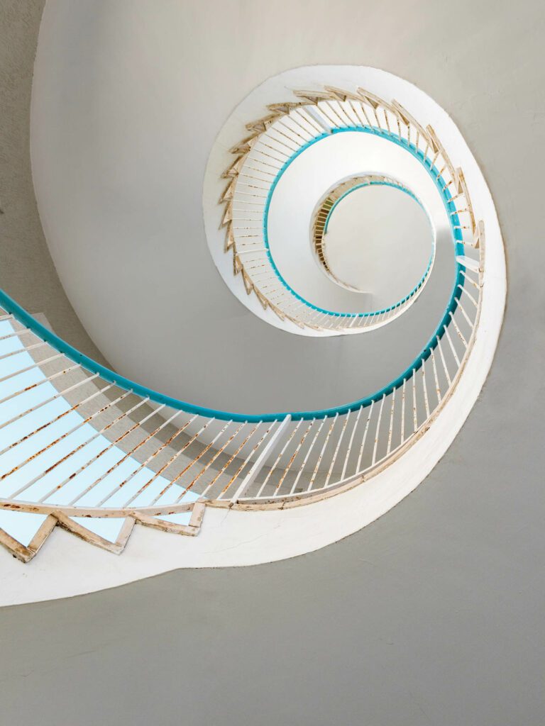 公寓楼螺旋阶梯日期为1956年,当时波兰建筑师Davide Pacanowski设计了房产